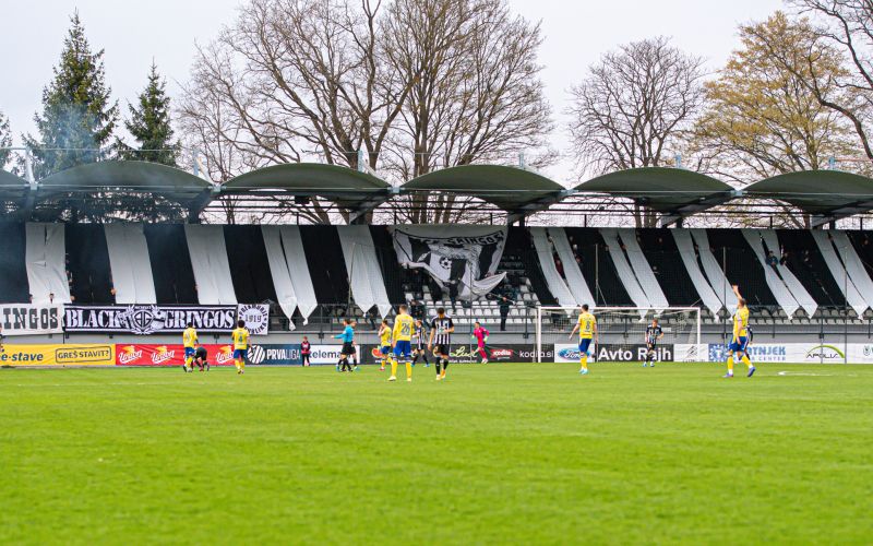 mura, koper, tribune, gledalci, navijači
