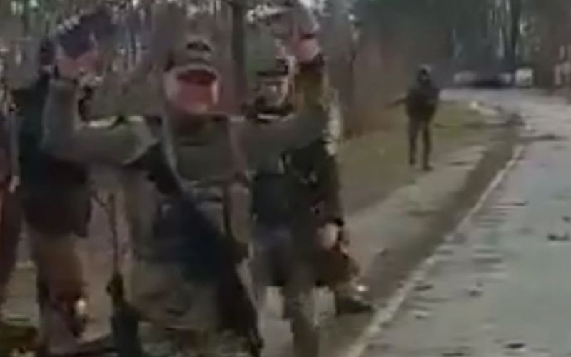 ukrajinski vojaki, zajeti ruski vojaki.jpg