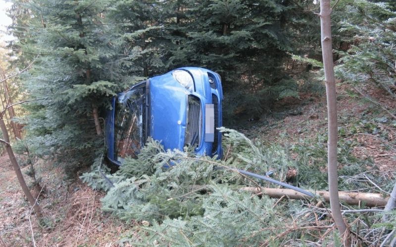 avto, gozd, prevračanje, Pfarrwerfen.jpg
