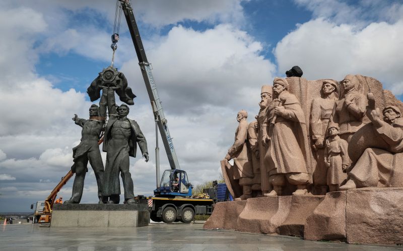 2022-04-26T173916Z_454441981_RC2ZUT90DPNE_RTRMADP_3_UKRAINE-CRISIS-MONUMENT.JPG