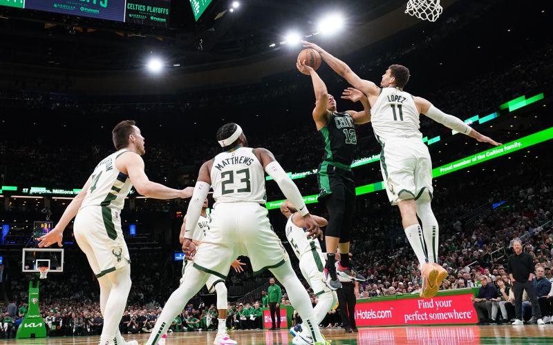 Milwaukee Bucks at Boston Celtics 22 pm.jpg