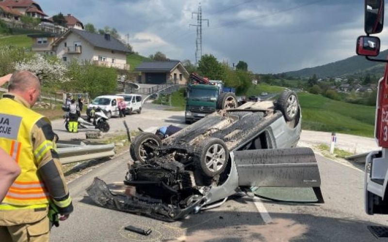 avto na strehi, goričica, moravče.jpg