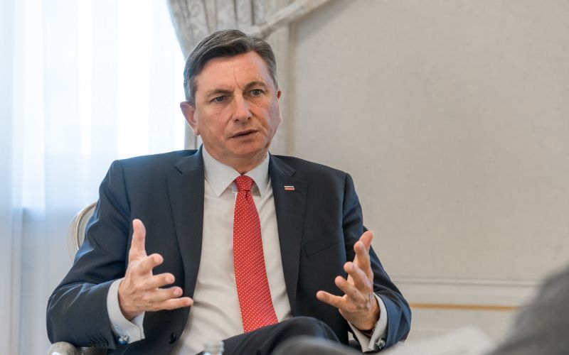Borut Pahor - ležeča