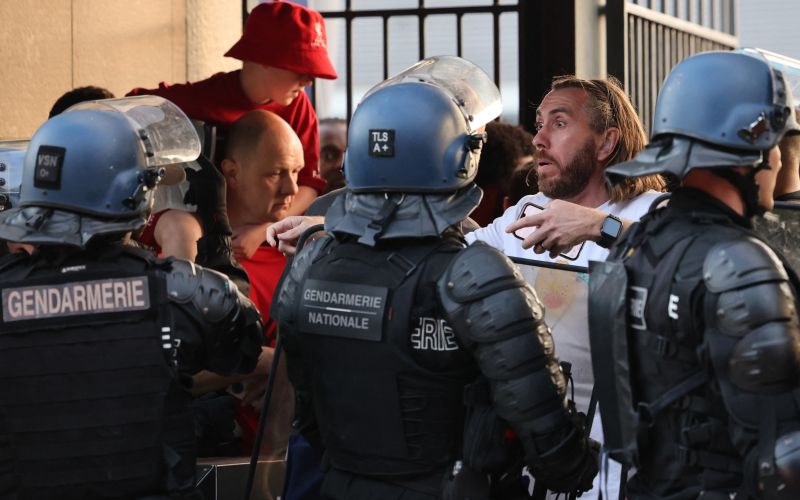 pariz policija liverpool navijaci