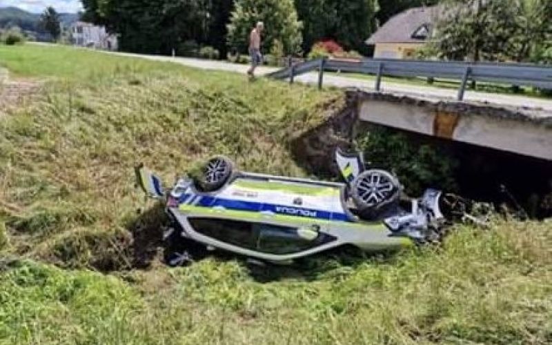 policijsko vozilo, puščava