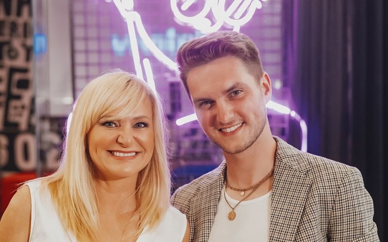 Matevža je na premieri podprla tudi ponosna mama Nuša Derenda.