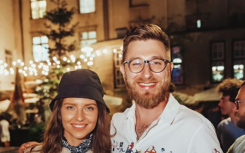 Maja Keuc in Gašper Bergant se nista mogla načuditi kakšen prijeten mestni gaj je zrasel pred Zorico
