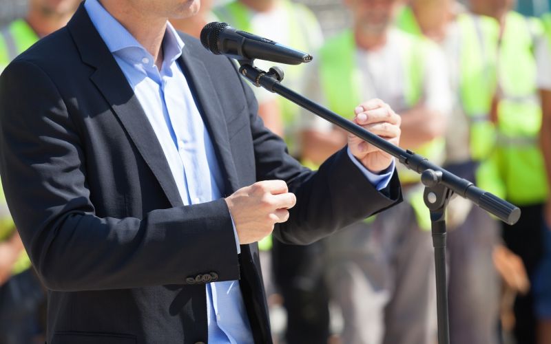 politik, poslovnež, govor, nastop.jpg