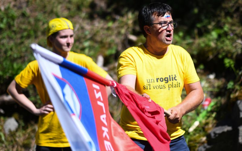 slovenski navijaci roglic tour.jpeg