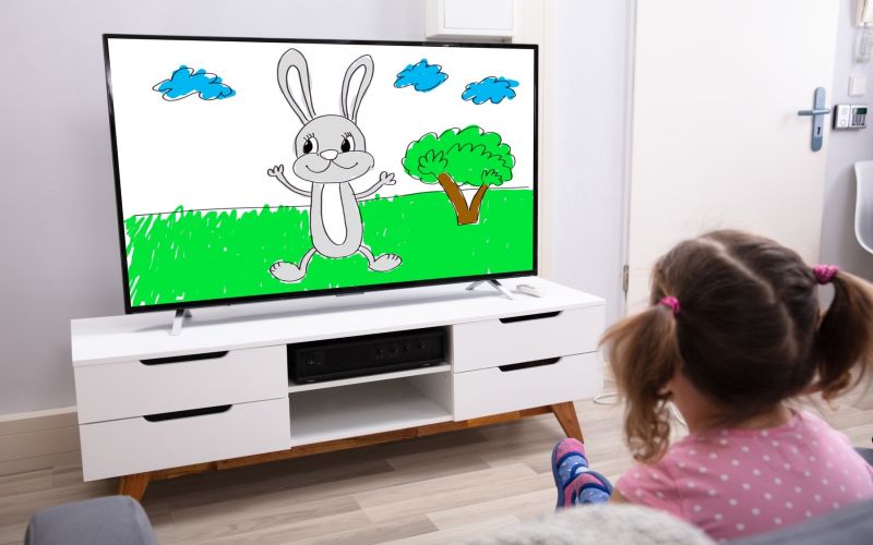 risanke, otrok, deklica, gledanje televizije