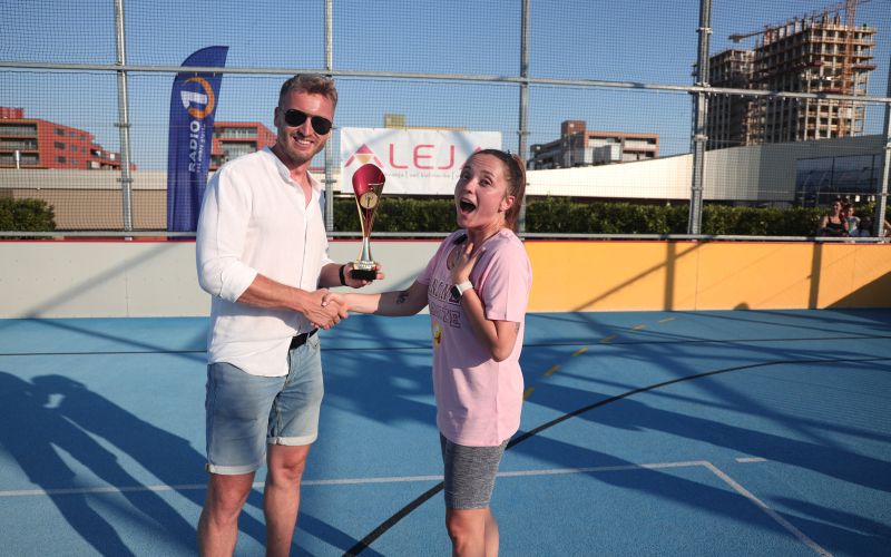 Anji Ramšak je pokal podelil kolega Denis Avdić.