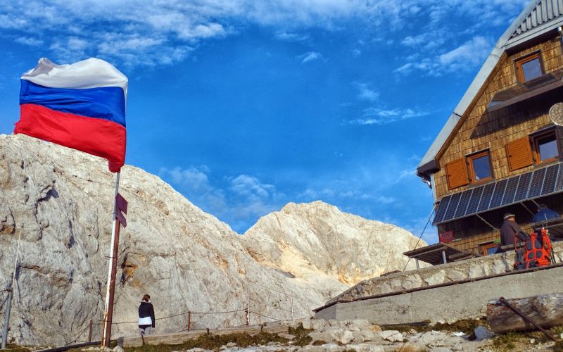 kredarica, triglavski dom, slovenska zastava