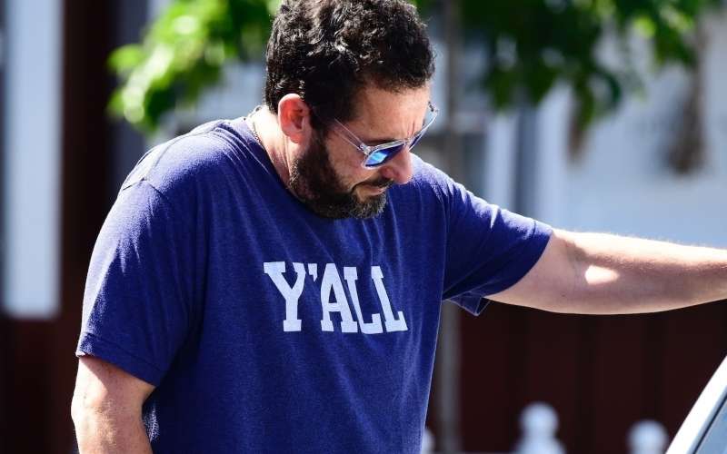 Adam Sandler je prestal operacijo kolka in videti je, kot da ni še povsem brez bolečin
