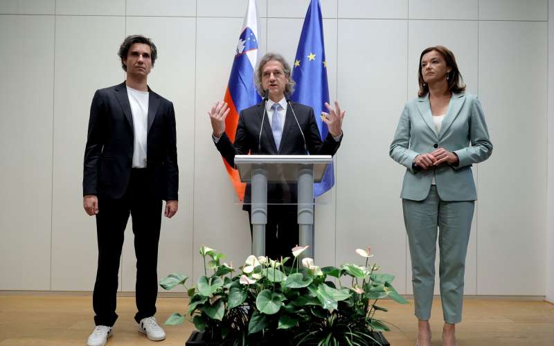 mesec golob fajon sta.jpg