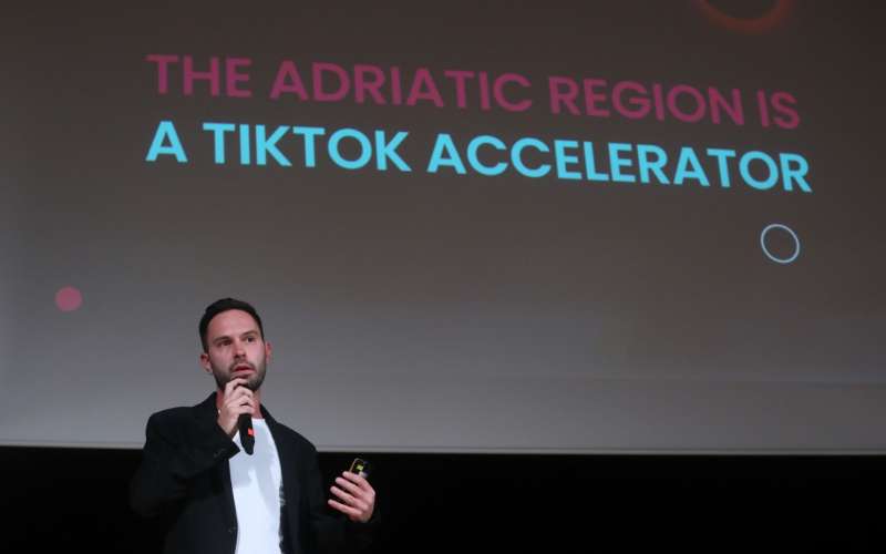 Aljaž Peklaj, bold.group, je na Weekend Media Festivalu govoril o TikToku.JPG