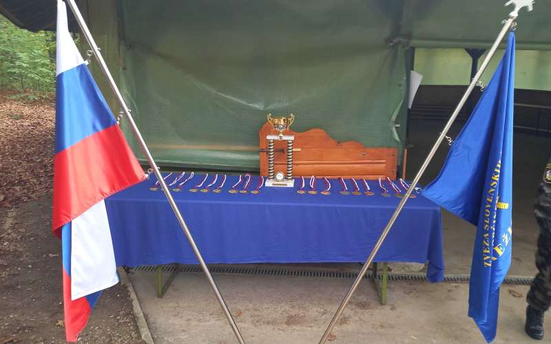 _01_pogled_na_prehodni_pokal_in_medalje.jpg
