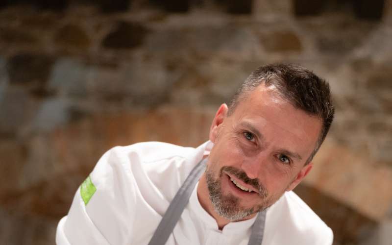 Chef Igor Jagodic med delom.jpg