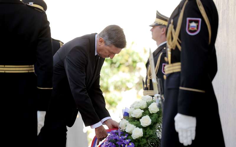 borut pahor, polaganje venca, 1. november.jpg
