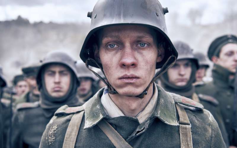 Glavni junak filma ni Paul, pač pa 1. svetovna vojna. Paul je samo poosebljanje njenih krutosti in n