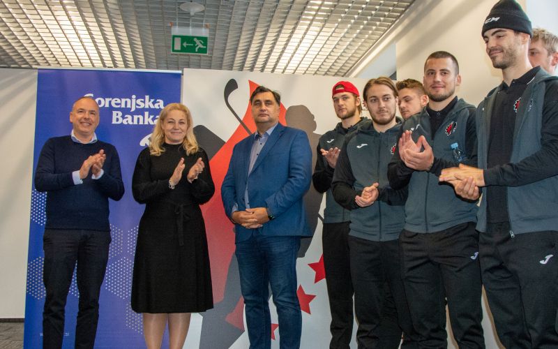 Gorenjska banka donirala OŠ Poldeta Stražičarja, gostovanje v Športni dvorani Podmežakla.jpg