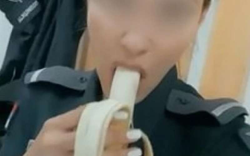 srbska policistka, banana.jpg