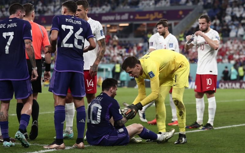 messi szczesny.jpg