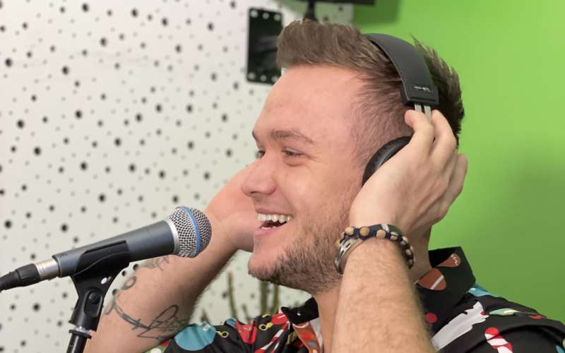 V studiu radia Aktual je vedno vroče, ko pride Luka Basi!