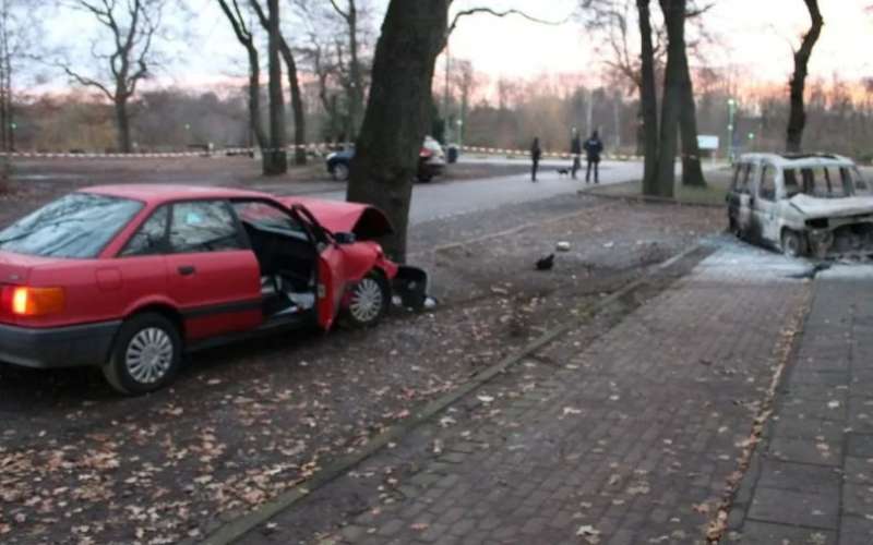 zažgan avto, nesreča, duisburg.jpg