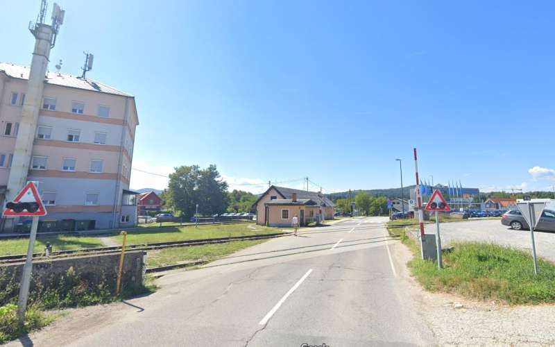 železniški prehod, bršljin.jpg