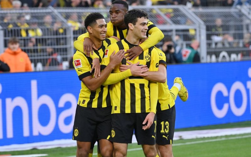 Jude Bellingham, Youssoufa Moukoko in Giovanni Reyn.jpg