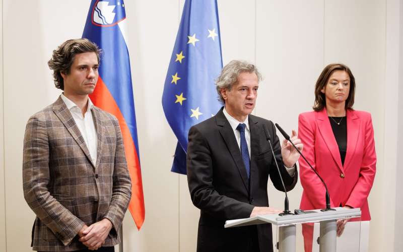 mesec golob fajon ukom.jpg