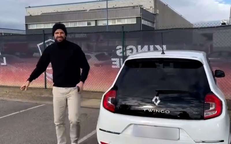 gerard-pique-se-je-pripeljal-s-twingom