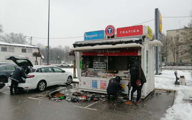 kiosk, vlom, požig, moste