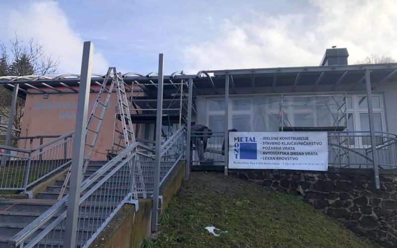 zdravstvena postaja grad, nadstrešnica