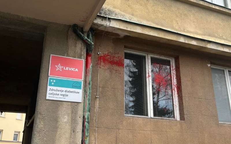 stavba, gledališki trg, tabla levica, vandali.jpg