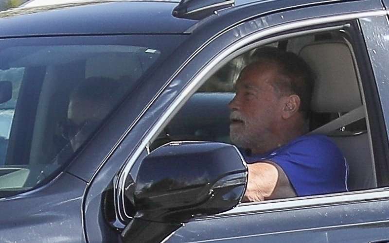 Arnold Schwarzenegger ni mogel ustaviti avta. Kolesarka ga je presenetila.