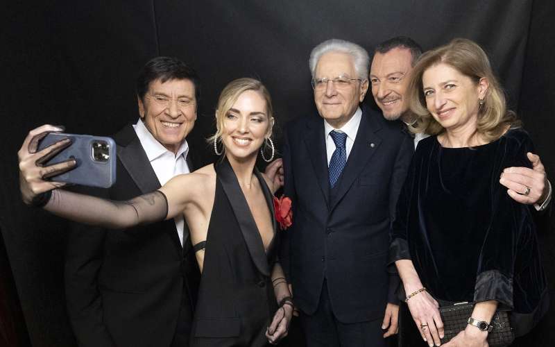 Vplivnica Chiara Ferragni je izkoristila priliko in naredila sebek s sovoditeljima, predsednikom in