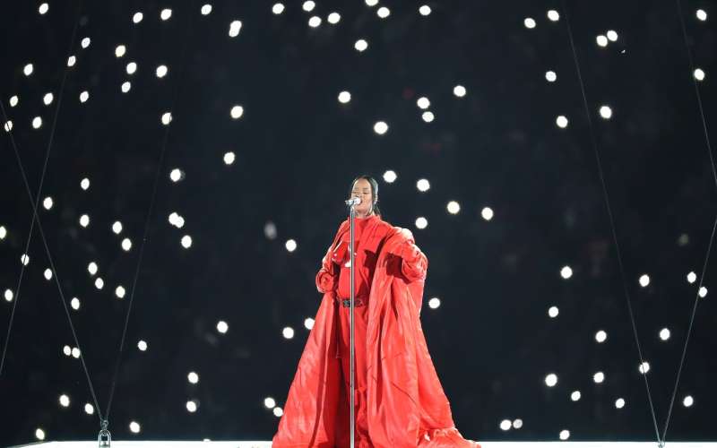 Rihanna, SuperBowl (1).jpg