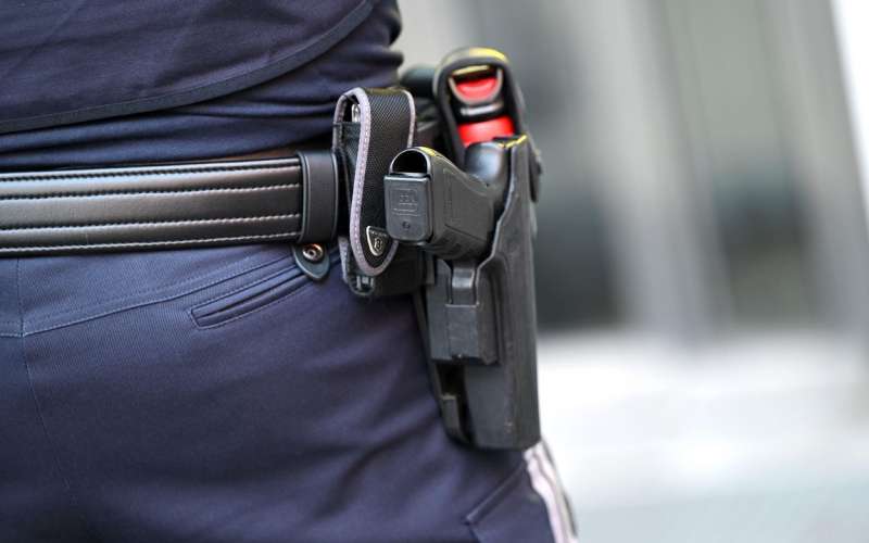 avstrijski policist, pištola.jpg
