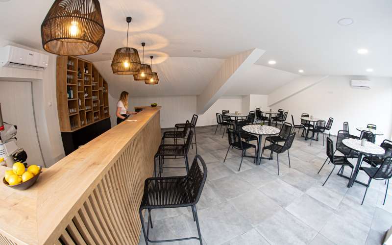 mura, čarno-bejla-bauta, klubski-bar