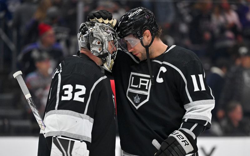 jonathan quick anze kopitar 22 pm.jpg