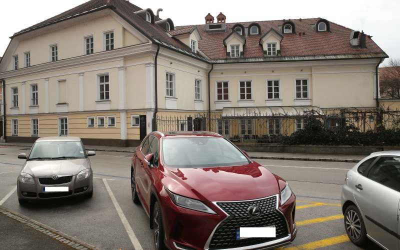 malograjski dvor, parkiranje, kamnik.jpg