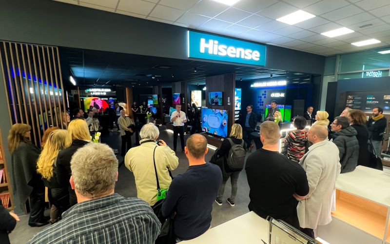 Denis Oštir je zbranim predstavil najnovejše laserske televizorje Hisense (foto Blaž Garbajs).jpg