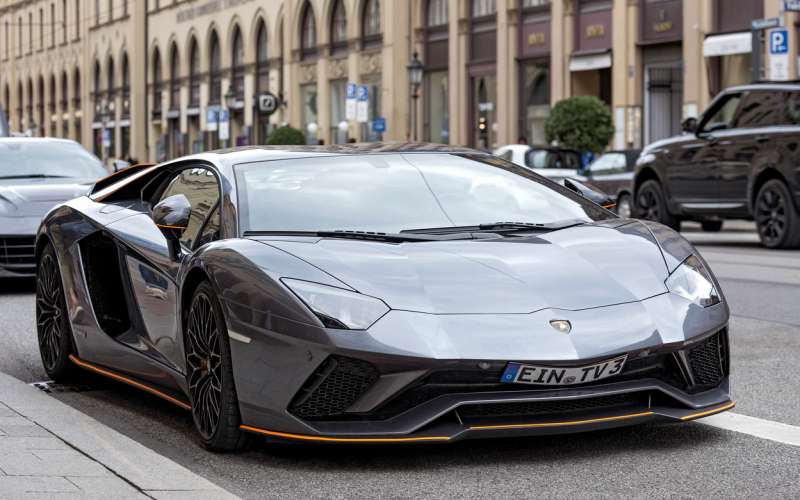 Lamborghini Aventador.jpg