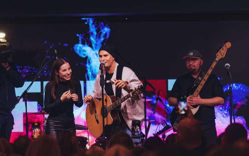Navihani Rok je Anastasio Jović prepričal, da prispevek za Pop in posnameta kar med nastopom, publik