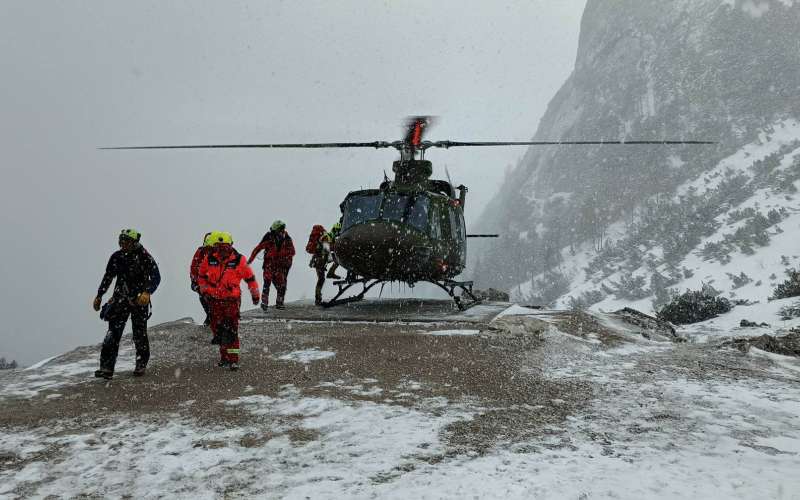 mala-mojstovka, snežni-plaz, helikopter