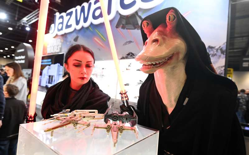 Cosplayerji preučujejo akcijske figurice Jazwares Star Wars Micro Squadron