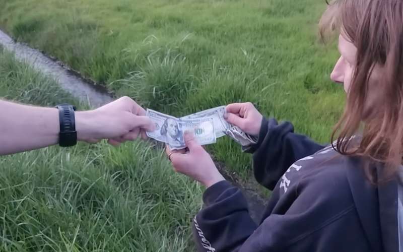 Policija opozorila moškega na nevarnost njegovega dejanja in možnost obtožb zaradi povzročanja nevar