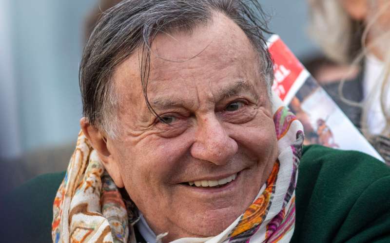 Barry Humphries je bil igralec, pisatelj in producent, znan po svojih satiričnih in šaljivih likih.