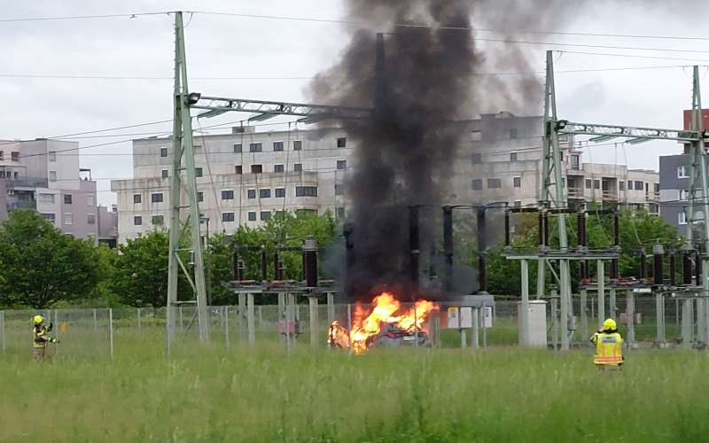 goreč avto, električna razdelilna postaja žale.jpg
